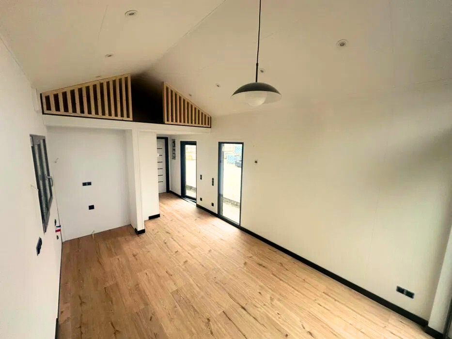 Wnętrze FIM 35m² — salon z antresolą